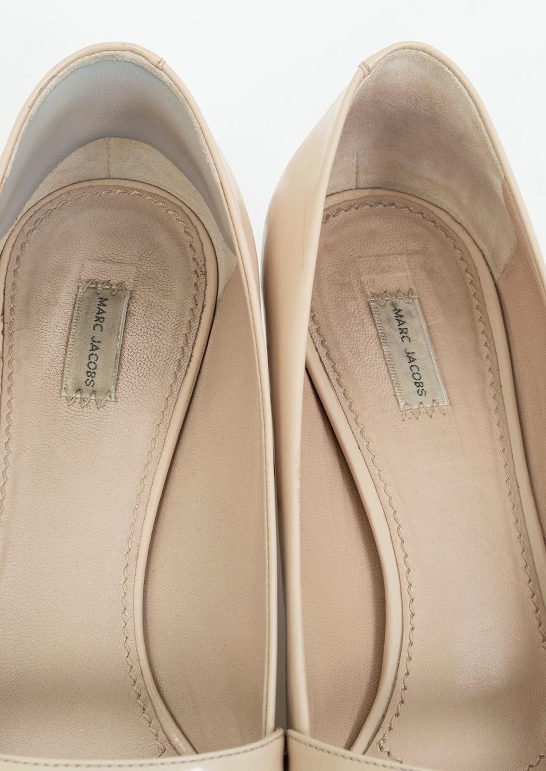 Marc Jacobs Nude Patent Spherical Heel Pointy Mary Jane Pumps – Eu 39, 2012 In Good Condition For Sale In Tucson, AZ