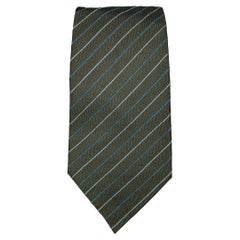 MARC JACOBS Corbata de seda con raya diagonal de color oliva