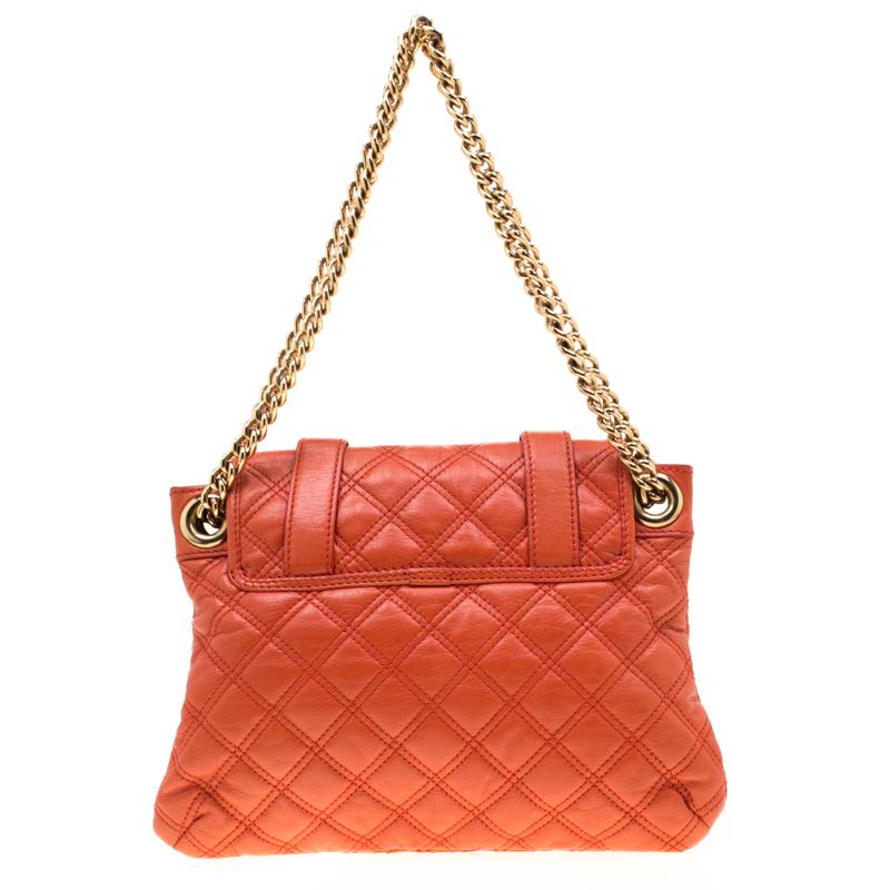 Exquisite and elegant, this Marc Jacobs Mary shoulder bag in a lovely orange shade is perfect to carry every day. Crafted from leather, this bag comes with a quilted pattern all over, a double lock-detailed front flap and chain link shoulder straps.