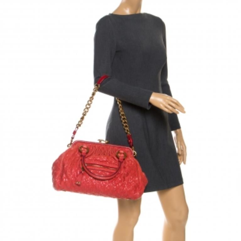 Ce modèle Marc Jacobs présente un extérieur matelassé orange en cuir gaufré de peau de serpent, rehaussé de ferrures dorées. Cet élégant sac Stam est doté d'une fermeture kiss-lock qui s'ouvre sur un intérieur en tissu, de deux anses supérieures et
