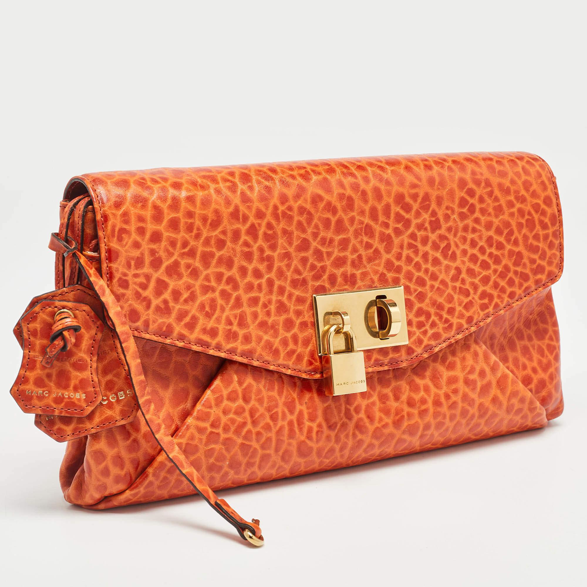 Marc Jacobs Orange Textured Leather Lock Flap Clutch In Good Condition For Sale In Dubai, Al Qouz 2