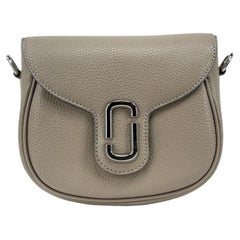 Marc Jacobs Umhängetasche aus genarbtem Leder – Grau