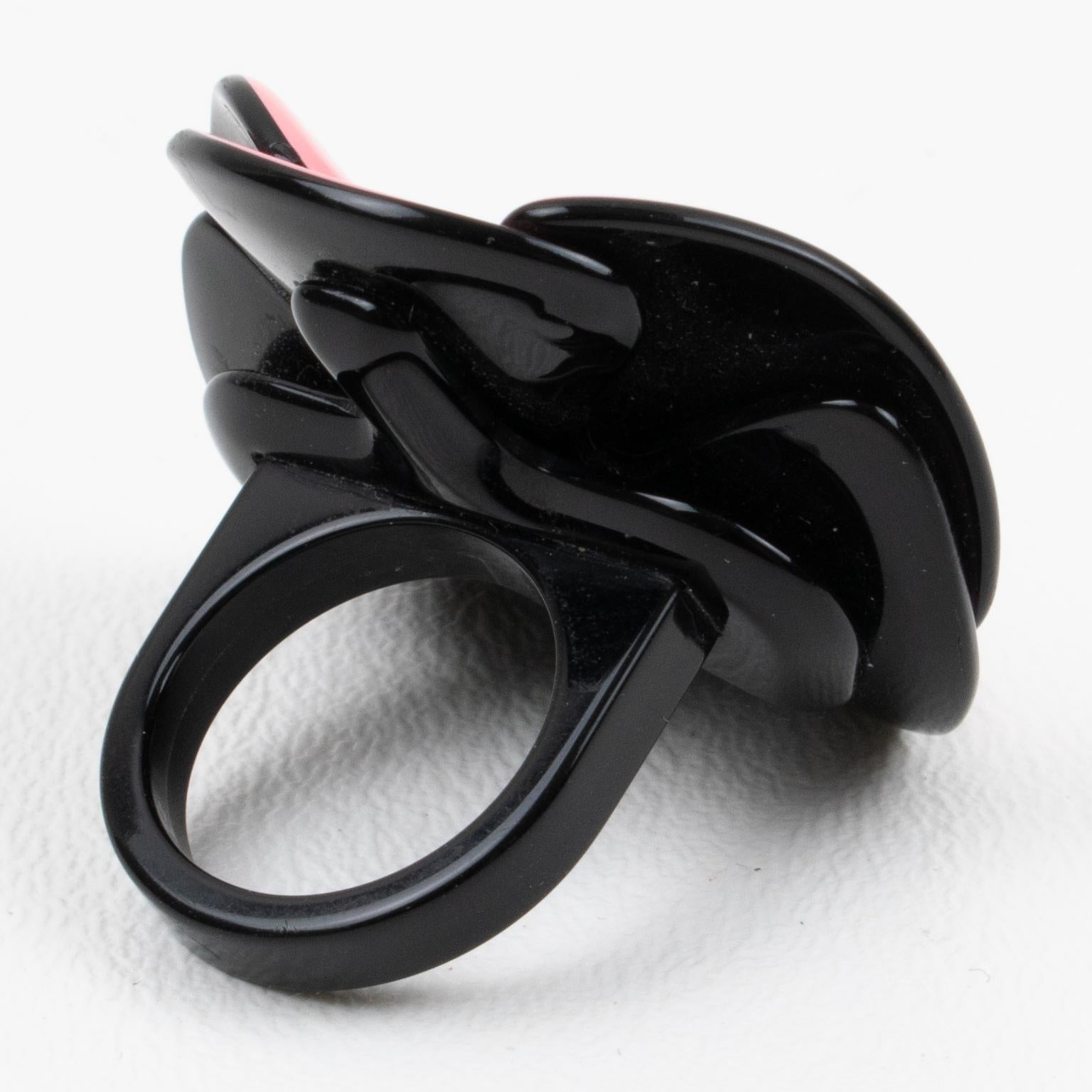 Marc Jacobs Pink and Black Poppy Flower Resin Fashion Ring size 5.5 In Excellent Condition For Sale In Atlanta, GA