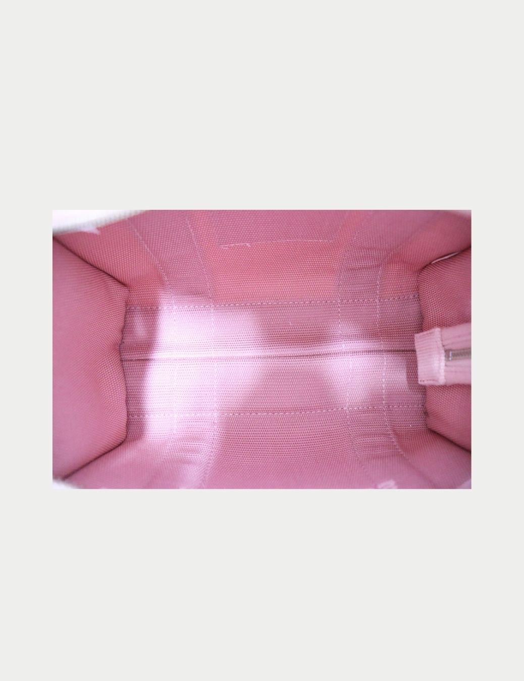 Marc Jacobs by marc by jacobs sac fourre-tout

Add a pop of playful sophistication to your everyday look with The Marc Jacobs Pink Canvas Tote Bag — a modern icon that redefines casual luxury. Crafted from sturdy cotton canvas in a soft blush tone,