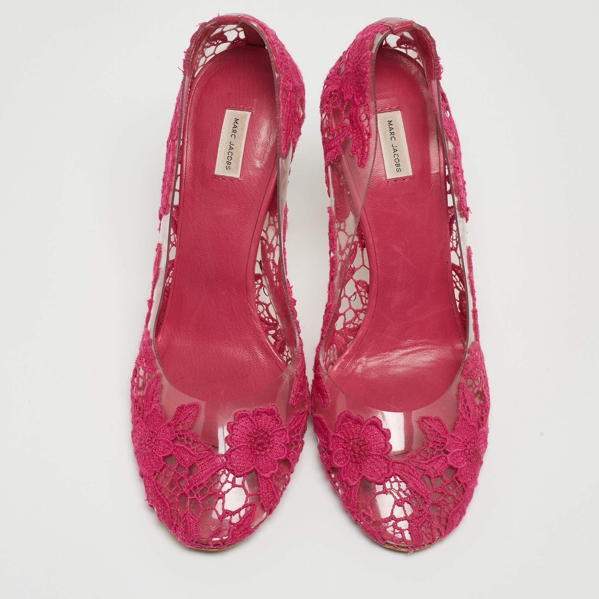 Marc Jacobs Rosa bestickte PVC-Pumps mit runder Zehe und Spitze aus Spitze Größe 38,5 (Pink) im Angebot