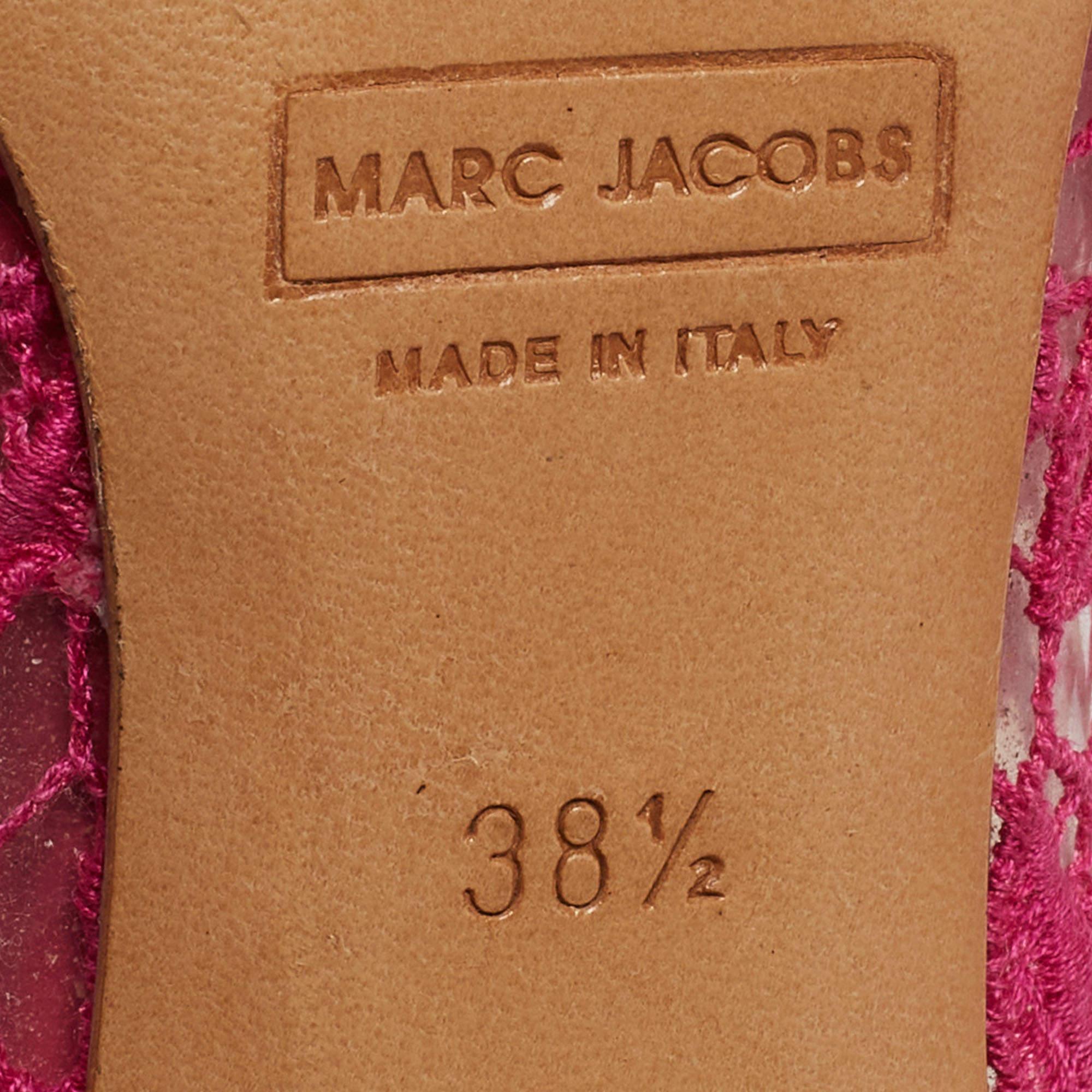 Marc Jacobs Rosa bestickte PVC-Pumps mit runder Zehe und Spitze aus Spitze Größe 38,5 im Angebot 2