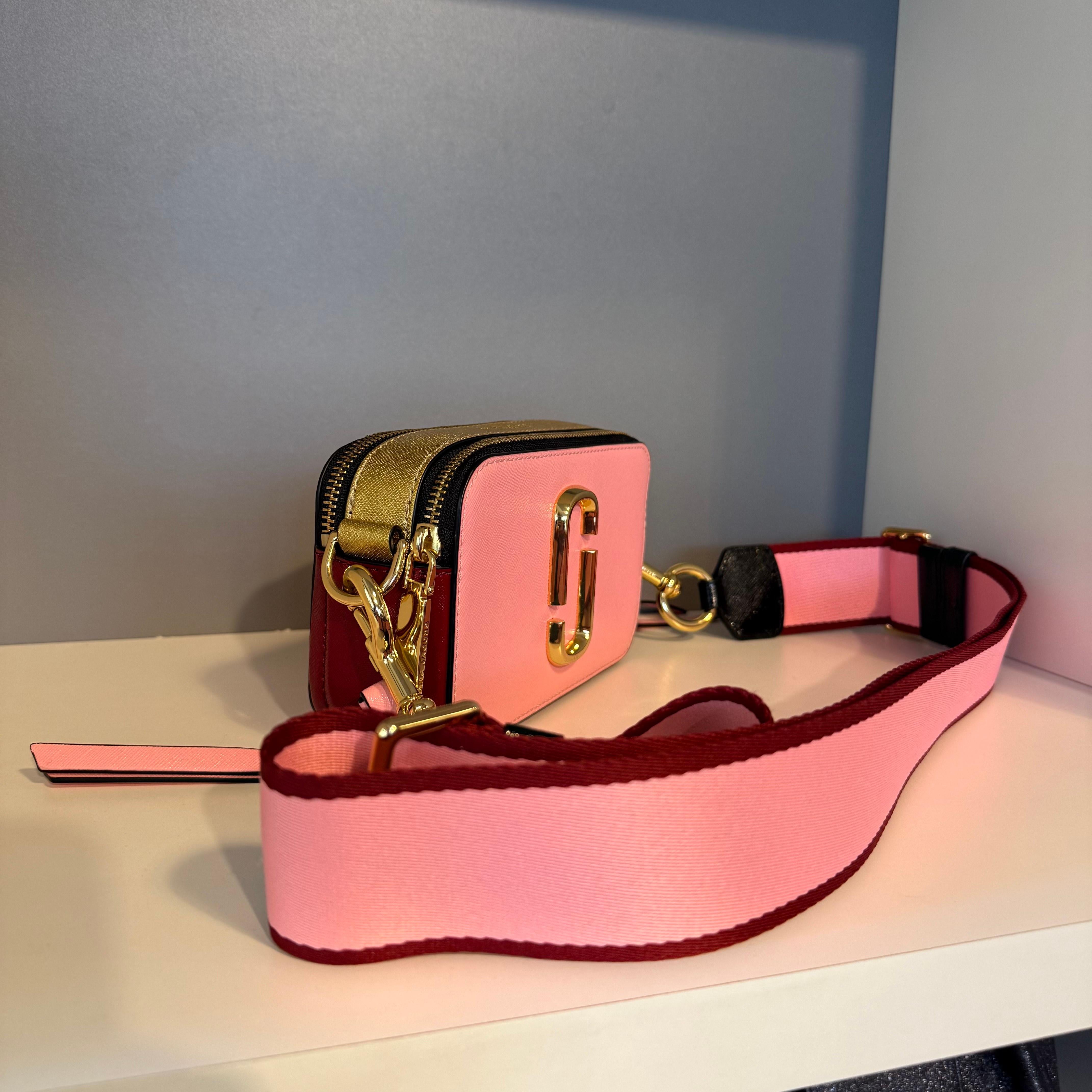 Schöne und junge Tasche von Marc Jacobs
Pochette, die auch als Umhängetasche verwendet werden kann
Leder
Hauptfarbe ist rosa
Goldene und rote Profile
Goldenes Metall
Doppelter Reißverschluss
Innentasche
Cm 18 x 10 x 6 (7 x 3,93 x 2,36
