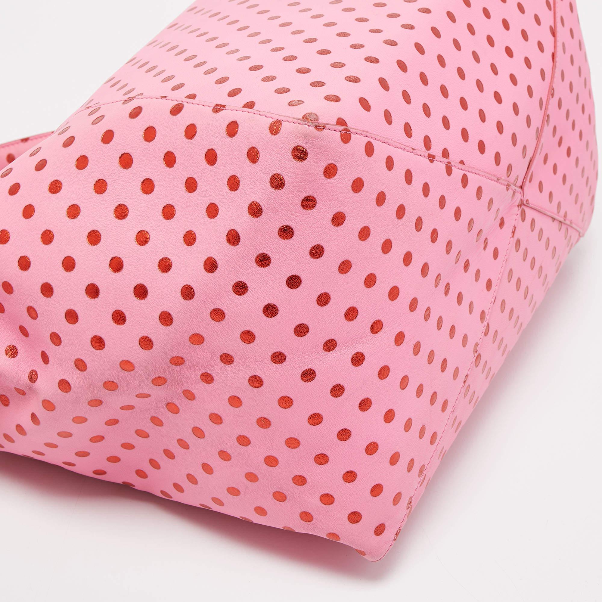 Marc Jacobs Fourre-tout zippé en cuir rose à pois en vente 5