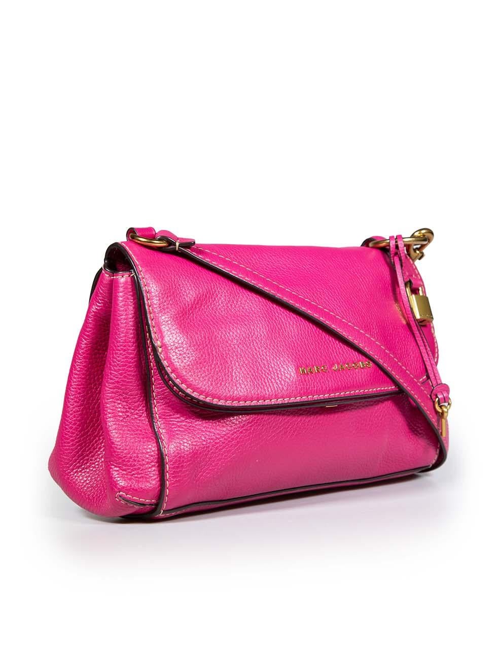 CONDITION is Very good. Minimal wear to bag is evident. Minimal wear to gold hardware with small scratches and small mark on right internal magnet on this used Marc Jacobs designer resale item.
 
 
 
 Details
 
 
 Pink
 
 Leather
 
 Medium crossbody