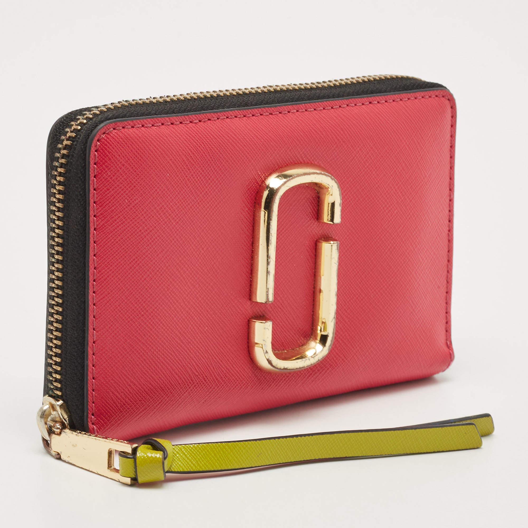 Marc Jacobs Pink/Purple Saffiano Leather Snapshot Compact Wallet In Good Condition For Sale In Dubai, Al Qouz 2