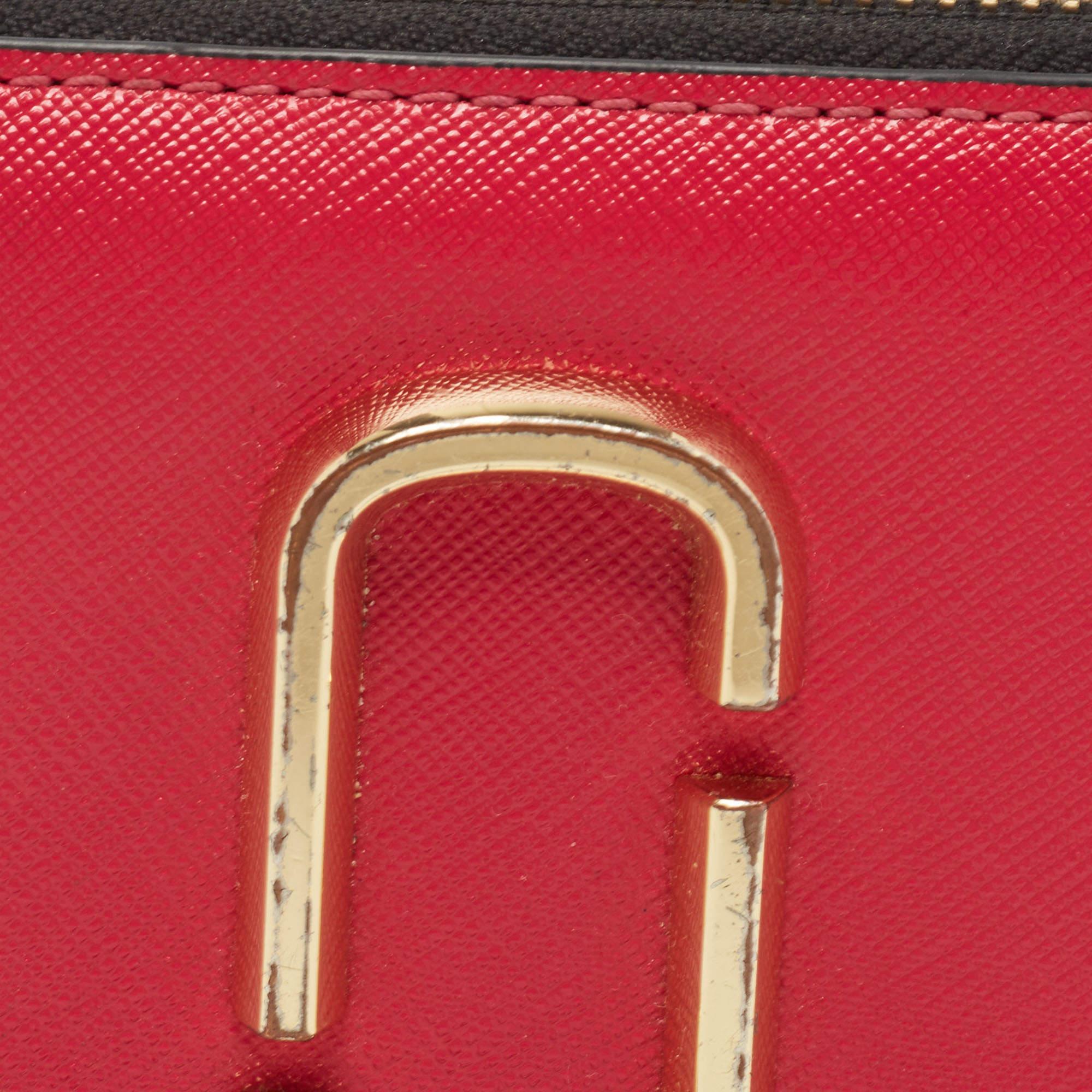 Marc Jacobs Pink/Purple Saffiano Leather Snapshot Compact Wallet For Sale 1
