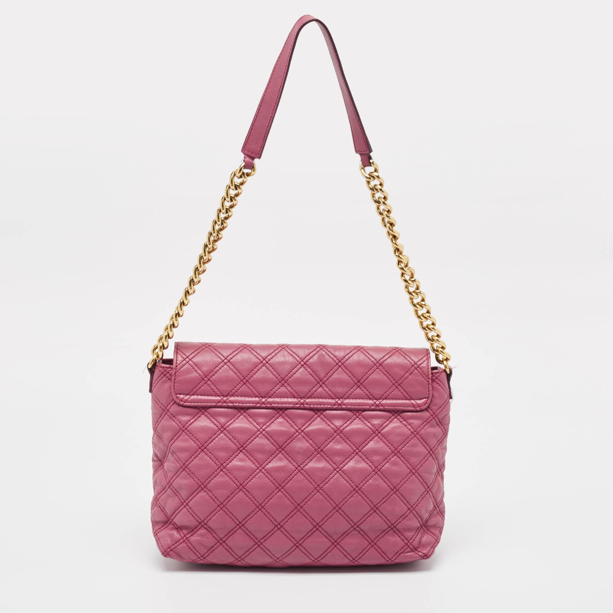 Marc Jacobs Bolso de hombro sencillo de piel acolchada rosa para el día y la noche en Bastante bueno estado para la venta en Dubai, Al Qouz 2