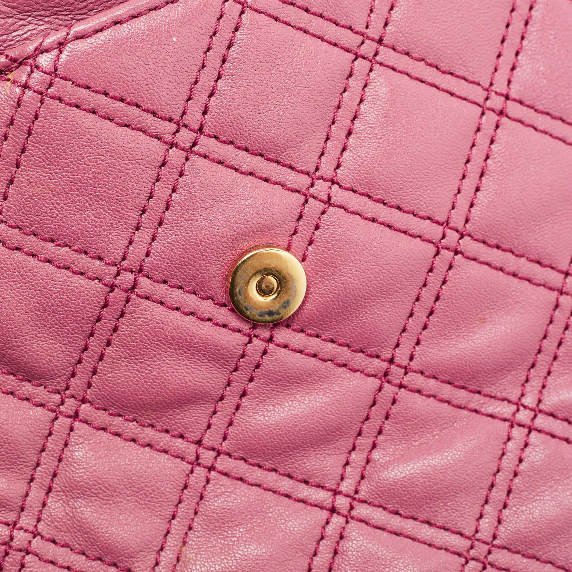 Marc Jacobs Bolso de hombro sencillo de piel acolchada rosa para el día y la noche en venta 2