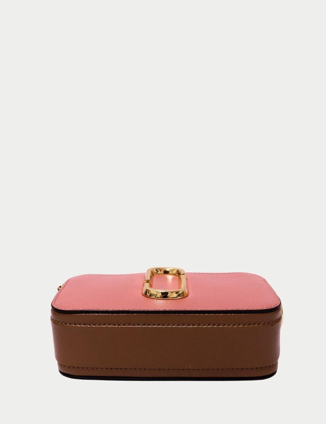 Marc Jacobs Borsa fotografica Snapshot rosa

Aggiungi un tocco di giocosa raffinatezza al tuo guardaroba con questa borsa fotografica Marc Jacobs Pink Snapshot, un modello cult amato per la sua forma compatta e la sua personalità audace. Realizzata