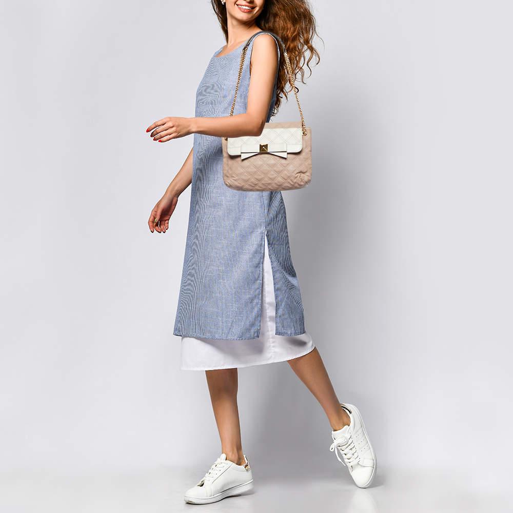 Designer bags are ideal companions for ample occasions Here we have a fashion meets functionality piece crafted with precision. It has been equipped with a well sized interior that can easily fit all your essentials.