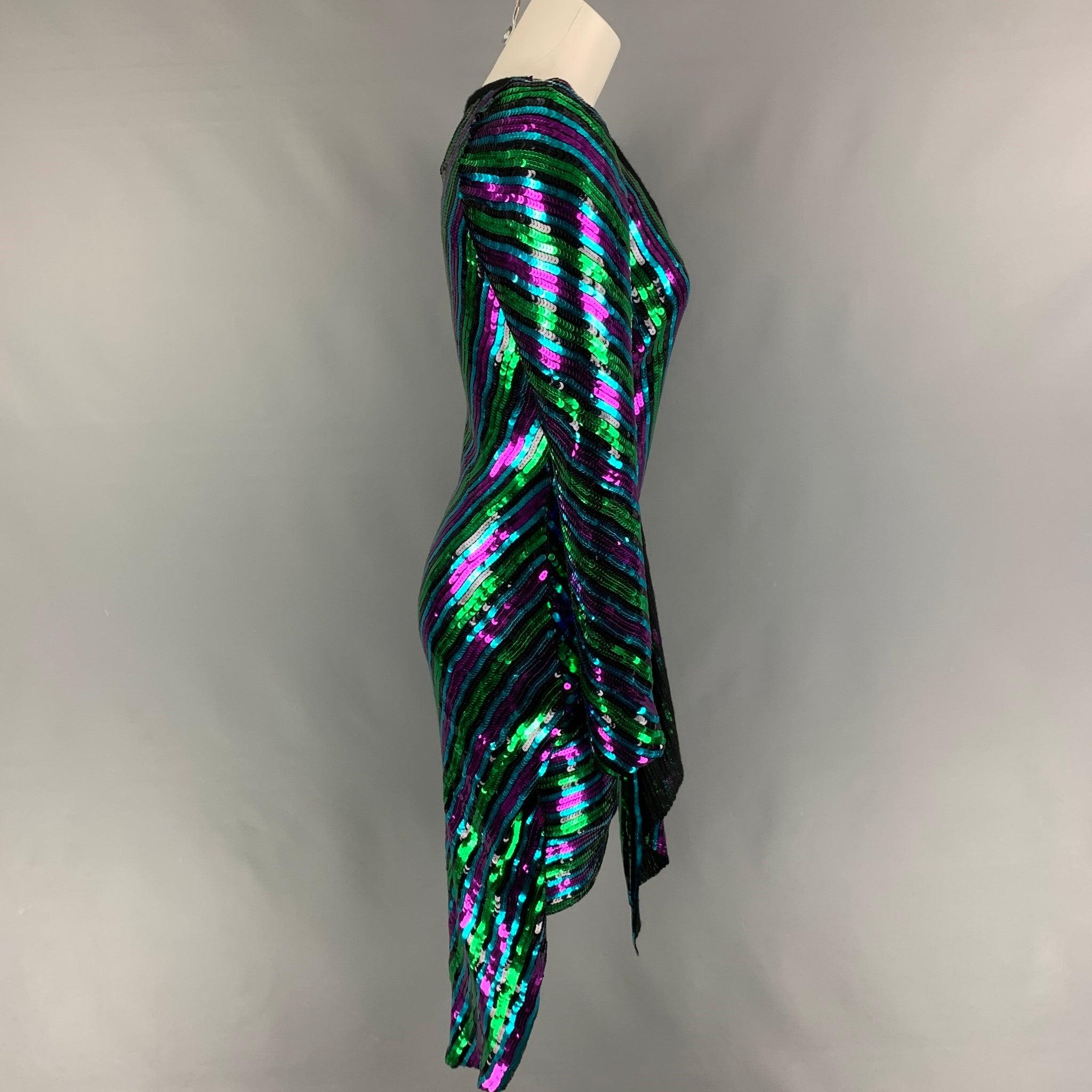 La robe 'Disco' Pre-Fall 2019 de MARC JACOB est présentée dans une matière à paillettes à rayures multicolores et présente un style asymétrique, un enfilage, des manches longues et un décolleté profond.
Très bien
Etat d'occasion. 

Marqué :   2