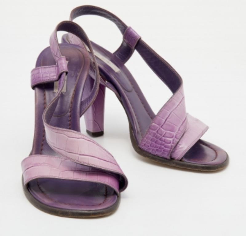Cree una colección de zapatos con pares atemporales para poder llevarlos durante mucho tiempo, sin importar la temporada o la tendencia. Elige pares como éste de Marc Jacobs. Es un diseño lujoso y sofisticado con una calidad versátil.