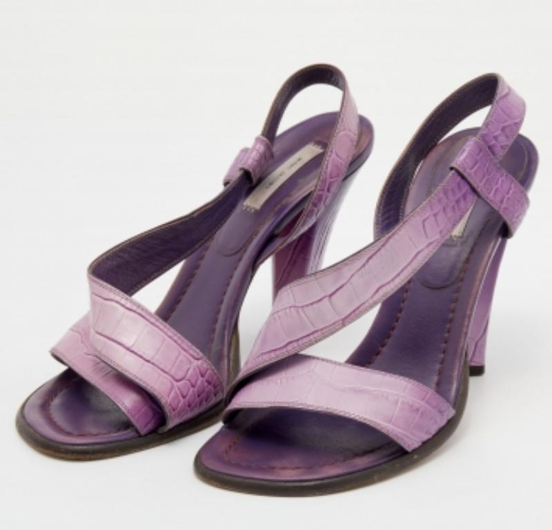 Marc Jacobs Sandalias de piel de cocodrilo en relieve moradas tamaño 39 en Bastante bueno estado para la venta en Dubai, Al Qouz 2