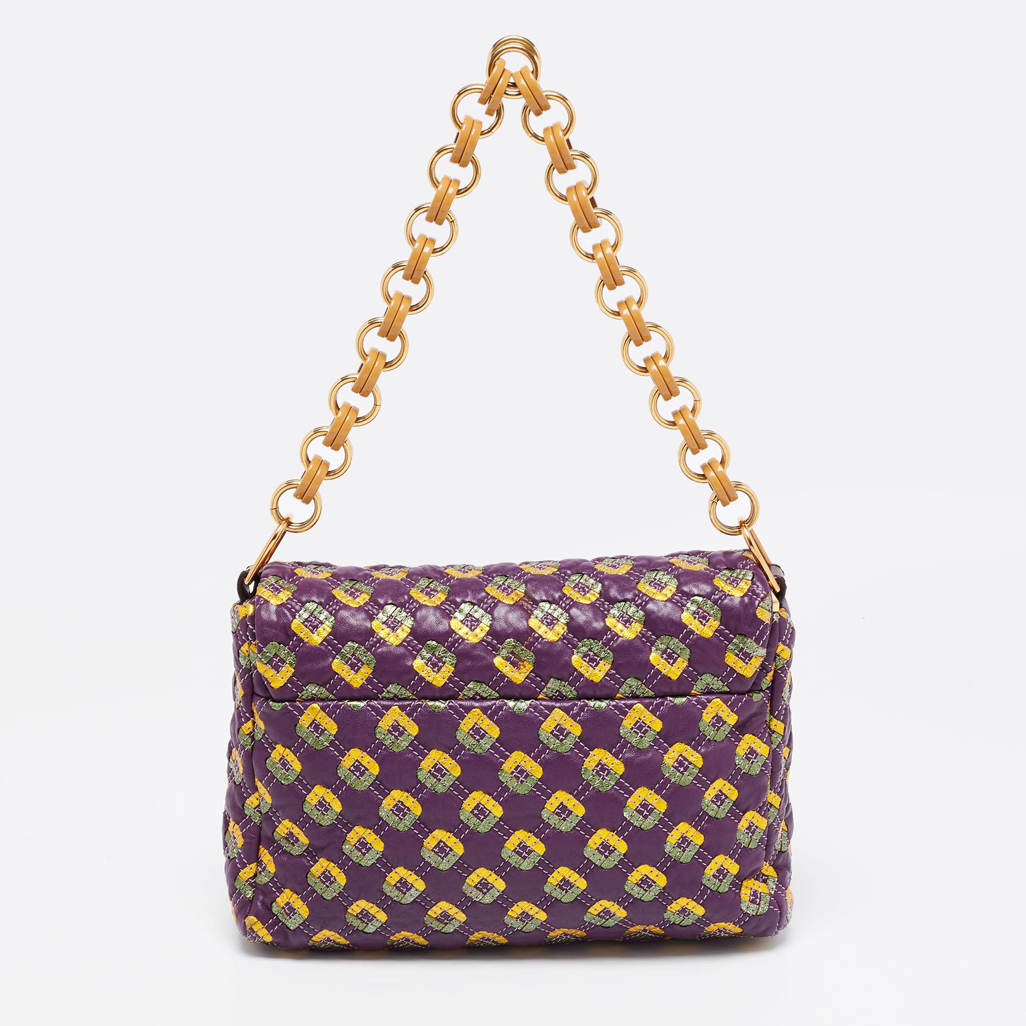 A stunning leather bag to look fashionable this season. Get yourself this pretty purple bag now! Coming from the house of Marc Jacobs, the shoulder bag features prints and quilting all over its exterior. It is complete with a single, chunky handle