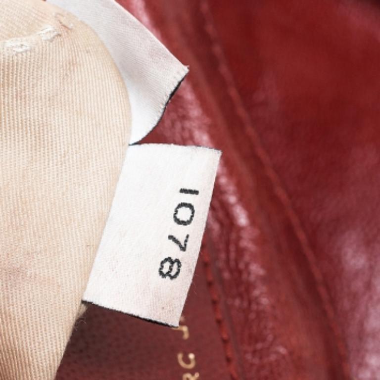 Marc Jacobs è noto per il suo design e i suoi stili impeccabili. Realizzata in pelle di qualità, questa borsa Fulton presenta una silhouette deliziosa. Questa borsa rossa è sostenuta da doppi manici, una chiusura a zip che conduce a un interno