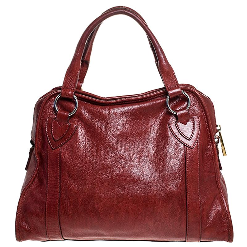 Marc Jacobs is known for its impeccable designing and styles. Expertly designed from quality leather, this Fulton satchel exhibits a lovely silhouette. This red bag is held by dual handles, a zip closure that leads to a nylon-lined interior with a