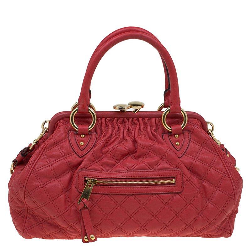 The red color shoulder bag designed by Marc Jacobs comes with a kiss-lock closure that opens to a spacious fabric lined interior with a zip pocket. Crafted from quilted leather the bag features a removable chain link shoulder strap, two top rolled