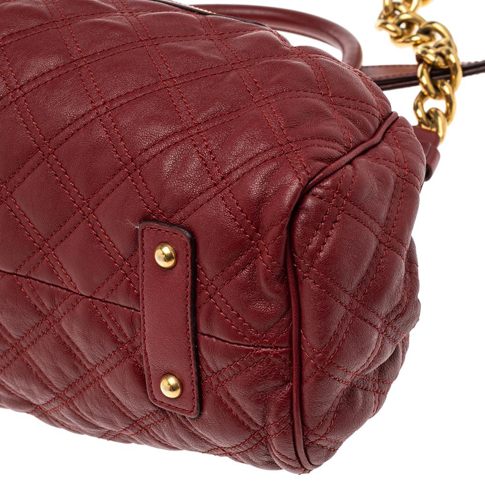 Marc Jacobs Red Quilted Leather Stam Shoulder Bag In Good Condition For Sale In Dubai, Al Qouz 2