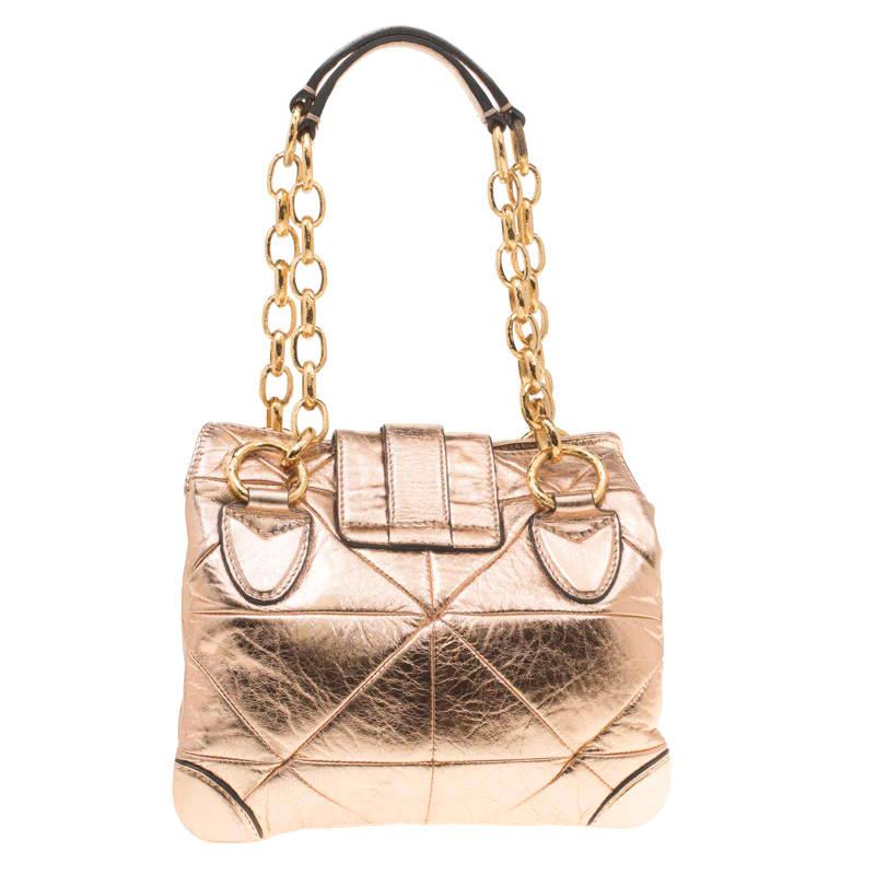 This pretty shoulder bag from Marc Jacobs is a stellar way to showcase the opulent look. Crafted in rose gold quilted leather, it features a signature dimpled clasp on the front to secure the fastening strap, three pocket sections and gold-tone