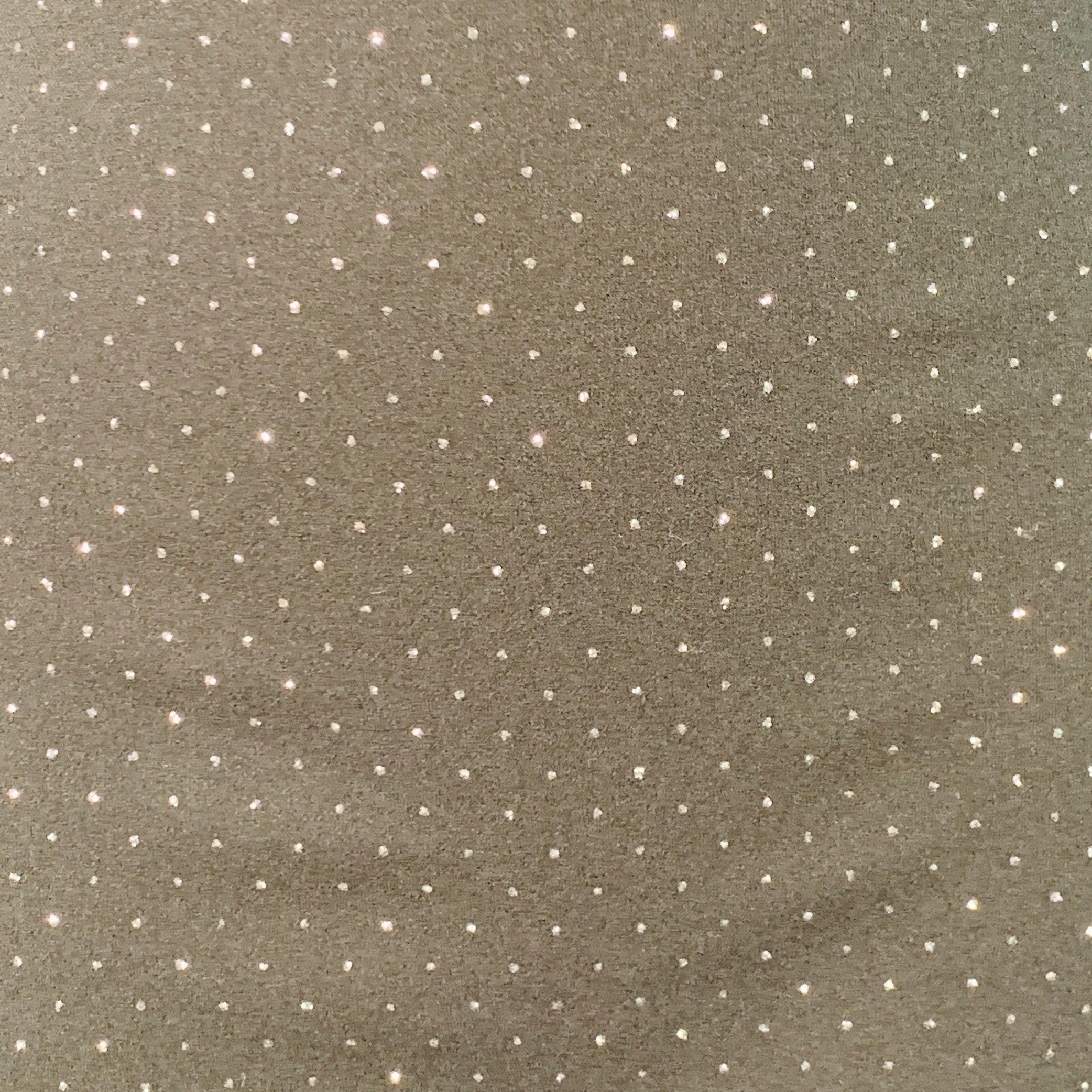 Abito RUNWAY di Marc Jacobs
in tessuto nero con motivo a pois glitterati in tono argento, maniche lunghe e chiusura posteriore con cerniera e cravatta. Made in USA.Ottime condizioni di usato. Piccoli segni, cura e cartellini del tessuto rimossi.