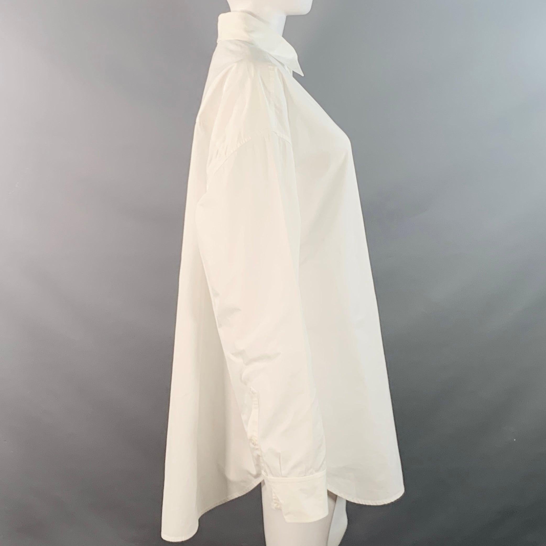 camisa MARC JACOBS RUNWAY
en tejido de algodón blanco, con corte extragrande, cuello abierto, un bolsillo y cierre de botones. Fabricado en EE.UU. Excelente estado de conservación. 

Marcado:   XS/S 

Medidas: 
 
Hombro: 22 pulgadas Busto: 53