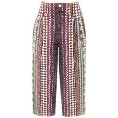 MARC JACOBS - Pantalon court en jean imprimé tribal bordeaux, défilé printemps-été 2010