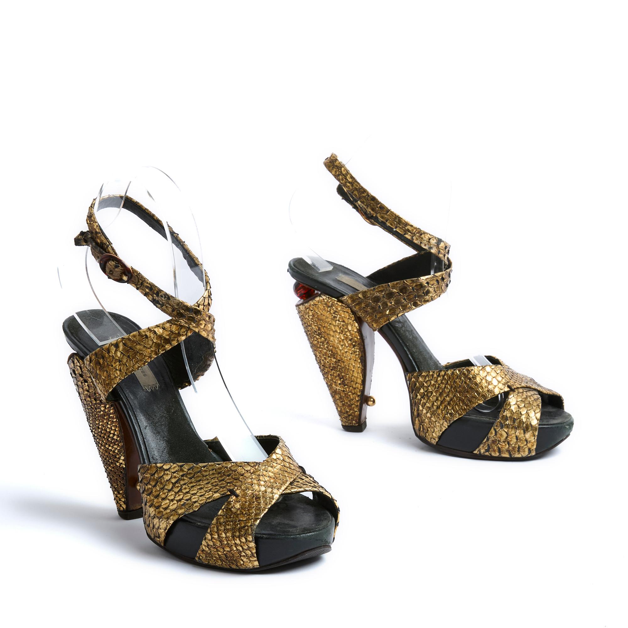 Marc Jacobs Pumps Sandalen aus kostbarem schwarzgoldenem Leder, breite, gekreuzte Riemen auf dem Fußrücken und um den Knöchel, Plateau vorne, 