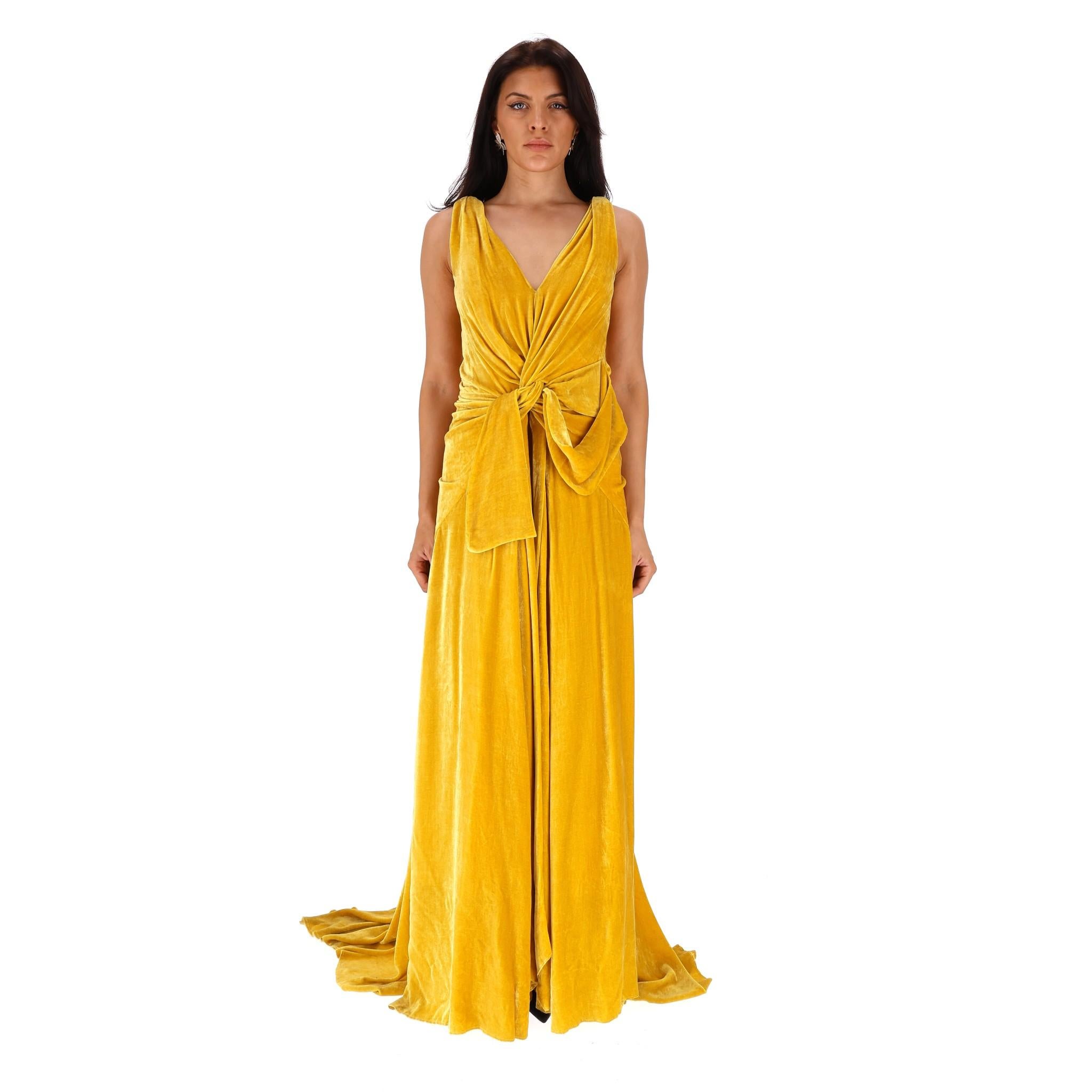 Marc Jacobs Silk Velvet Gown

Mustard yellow gown fully crafted from silk with knot detailing to the centre.

Gathered V-Neckline and zip closure along the back.

Rrp Approx. £1,100

Size – 4US

Condition – Very Good

Composition – 100% Silk