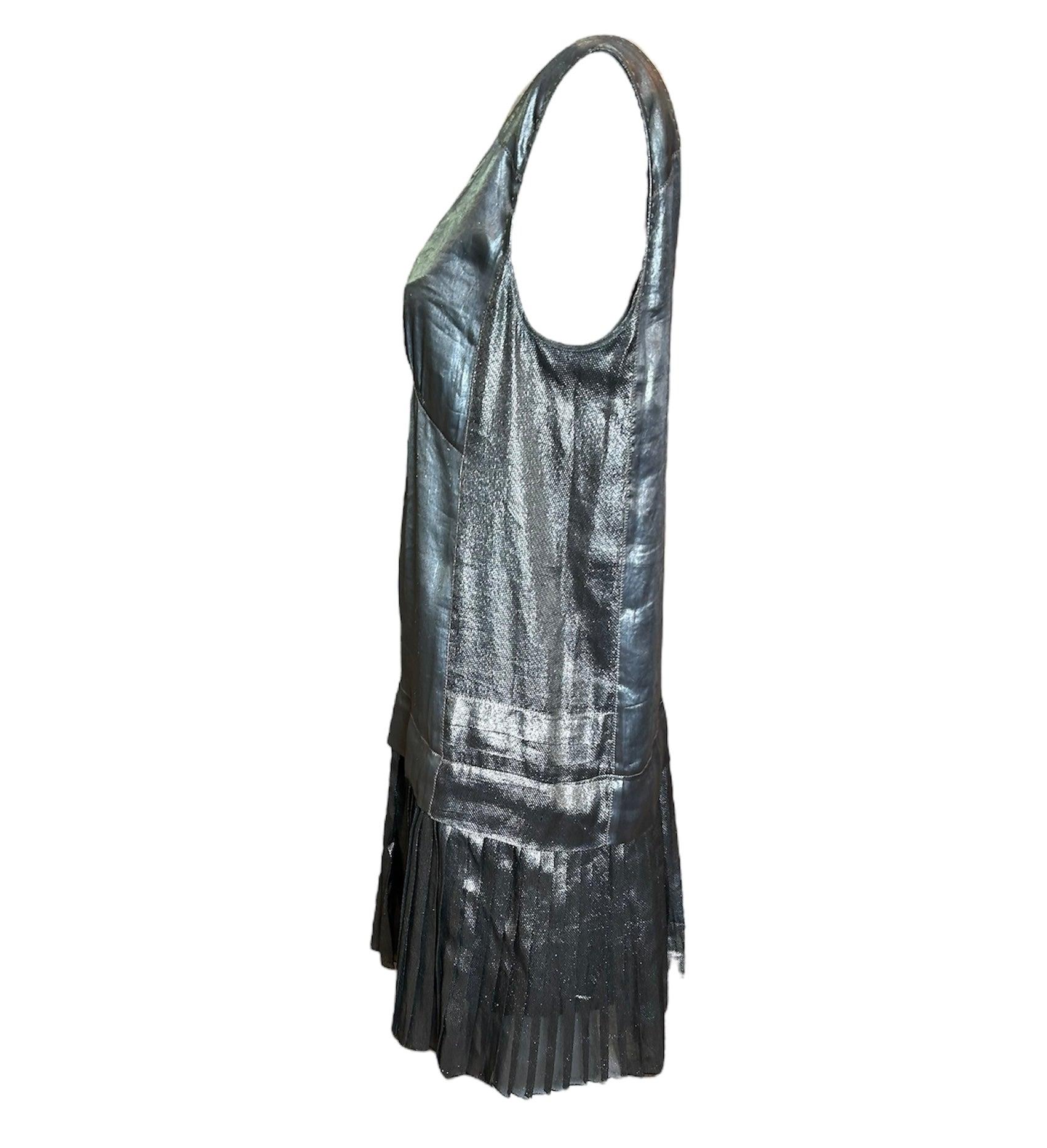 Quelle version amusante et moderne des robes à traîne des années 20 ! Marc Jacobs incorpore une lame argentée et une taille tombante pour faire un clin d'œil à une époque. On peut y voir un clin d'œil haut de gamme à Jeanne d'Arc, avec son aspect