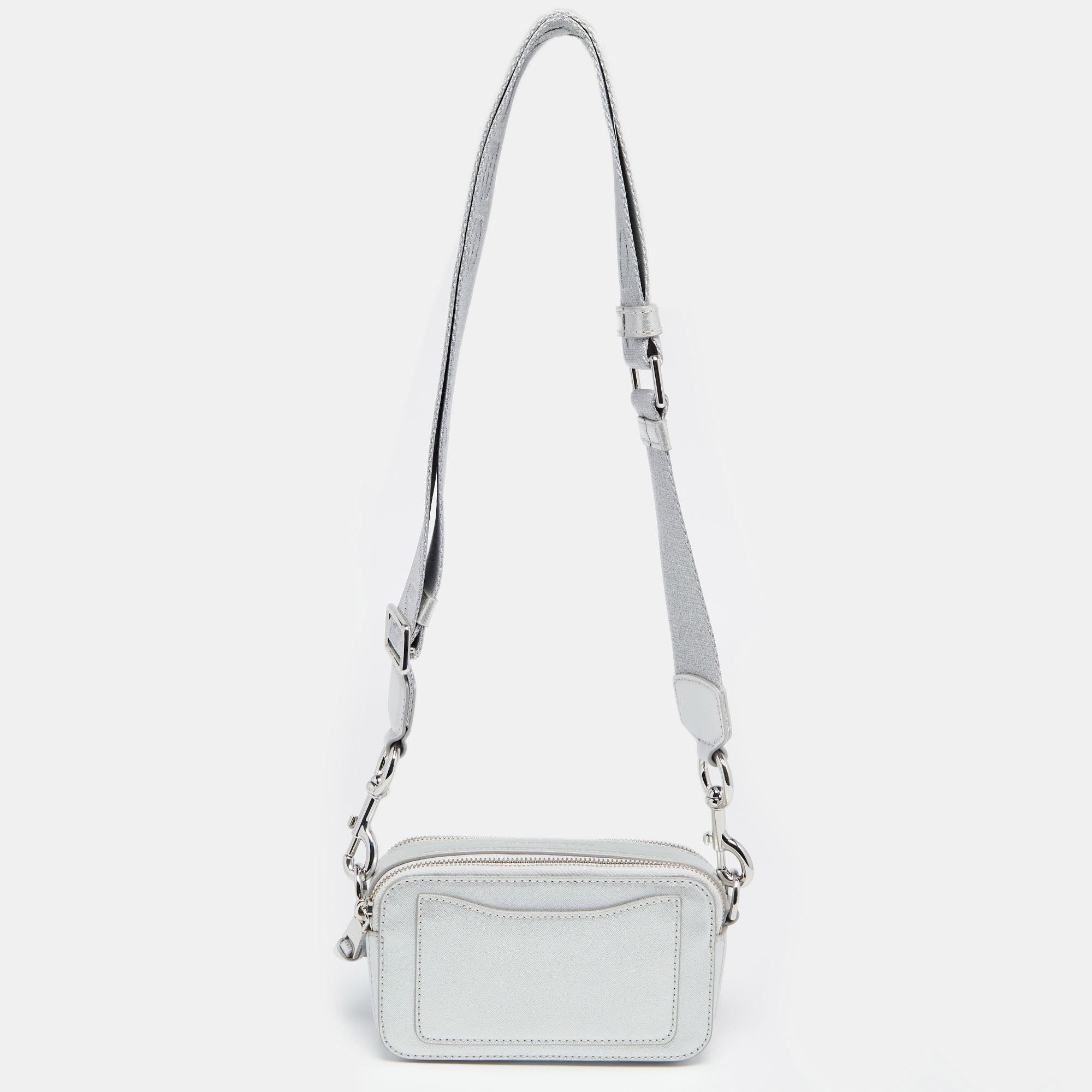 Holding a reputation as one of the most popular collections of the label, the Snapshot Camera bag from Marc Jacobs is here to elevate your handbag collection. It has been made using silver leather and embellished with silver-toned hardware. It is