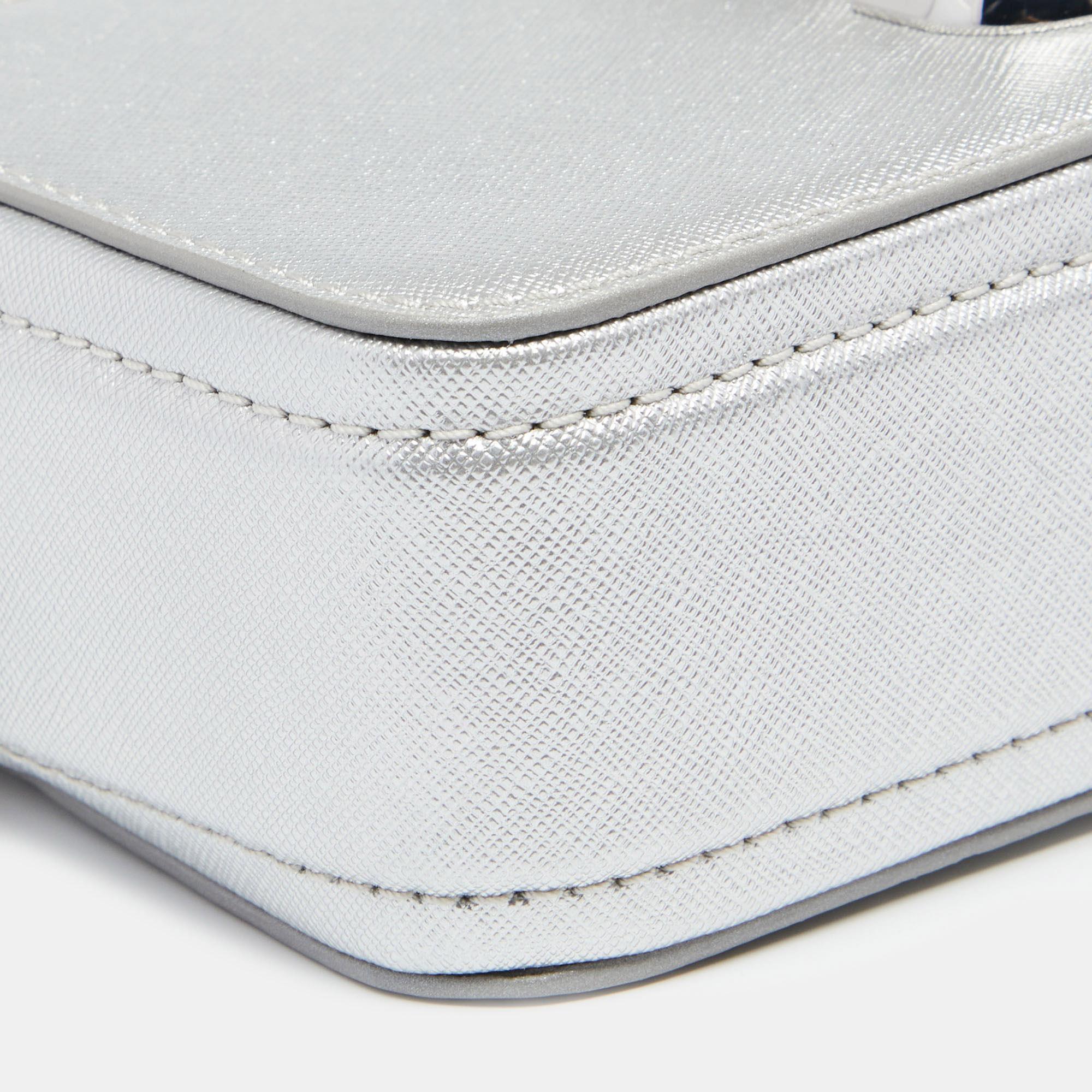 Marc Jacobs Silver Leather Snapshot Camera Crossbody Bag In Excellent Condition In Dubai, Al Qouz 2