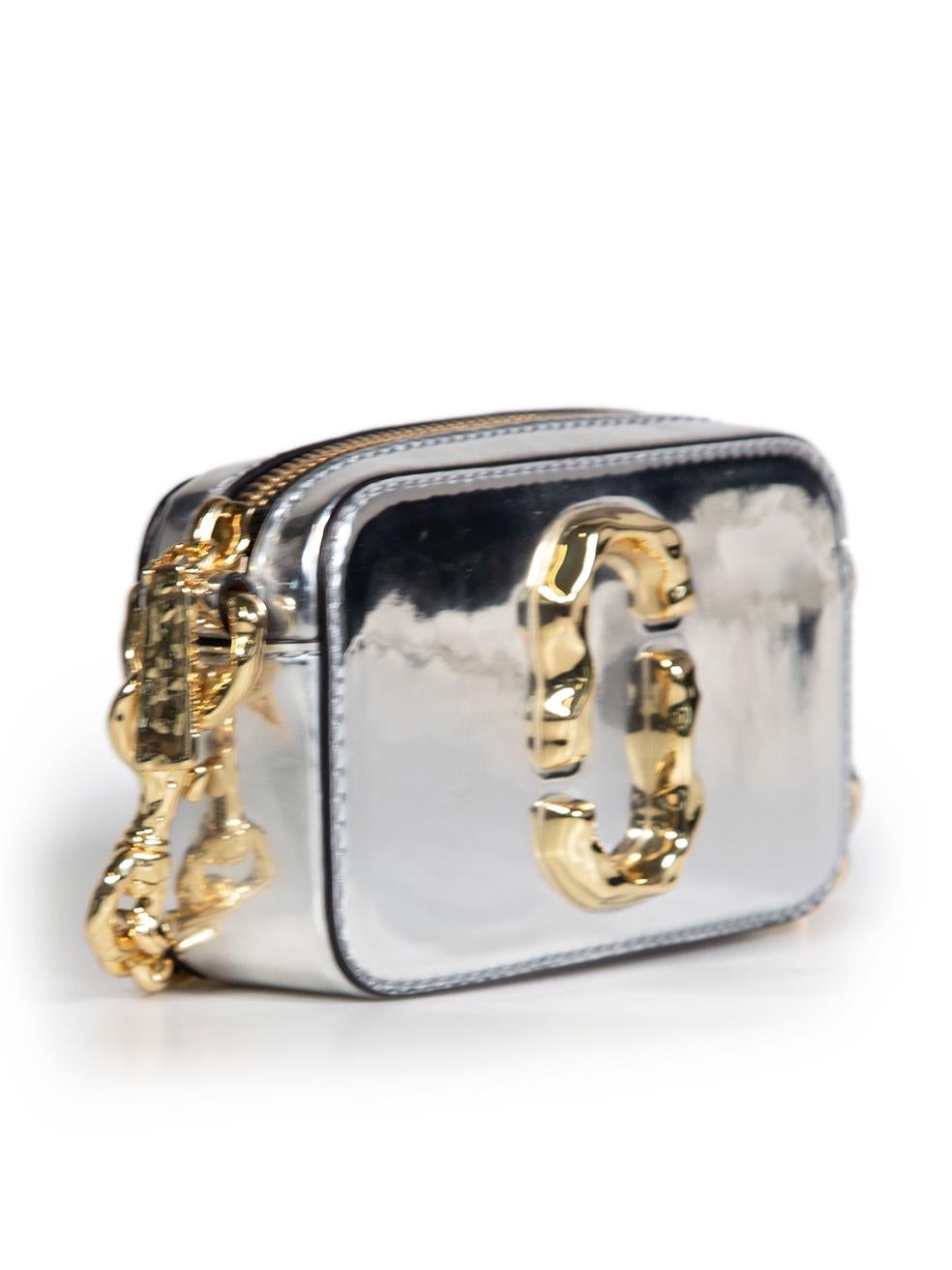 CONDITION is Very good. Minimal wear to bag is evident. Minor scratches to the surface on the front and back of the bag and indentation on the bottom right corner on this used Marc Jacobs designer resale item. The item comes with a dust bag.
 
 
 
