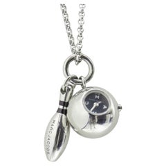 MARC JACOBS collar largo de cadena de reloj con bola de bolos en tono plateado