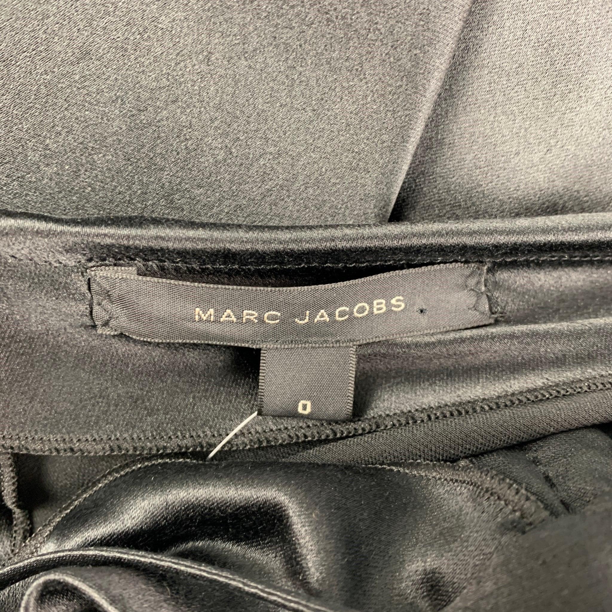 MARC JACOBS Taille 0 Robe asymétrique en soie noire à manches volantées en vente 3