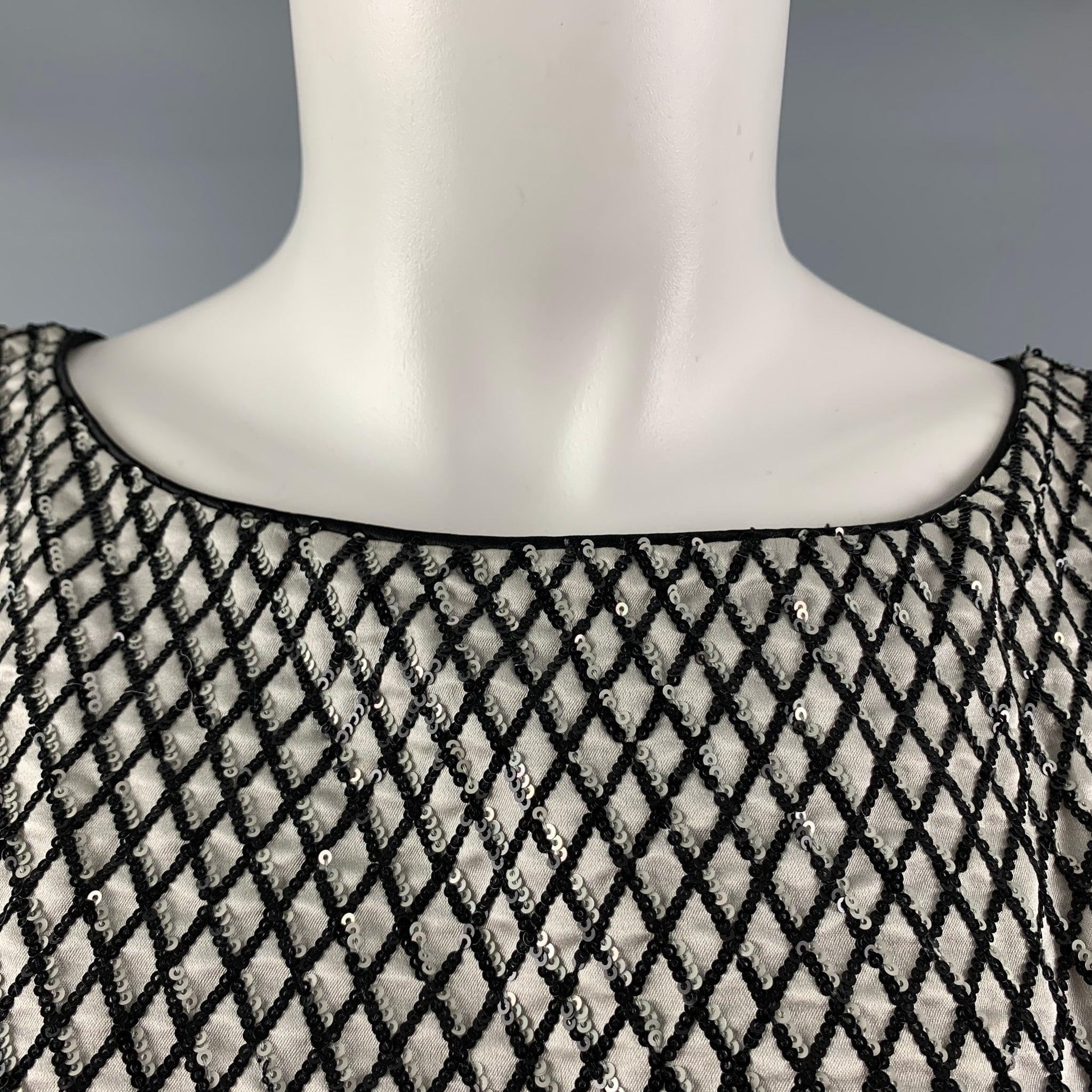 La robe MARC JACOBS se compose de soie pailletée grise et noire et présente un style décontracté, des manches et une fermeture à glissière au dos. Fabriqué aux États-Unis. Excellent état d'origine. 

Marqué :   0 

Mesures : 
 
Épaule : 15 pouces