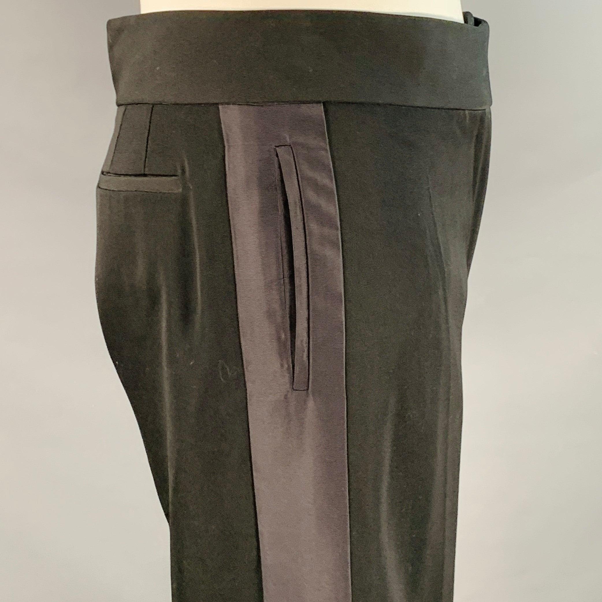 MARC JACOBS Kleid Hose
aus schwarzer Wolle mit extra breiten Seitenstreifen aus Satin, weitem Bein und Reißverschluss. Made in USA. sehr guter gebrauchter Zustand. Leichte Gebrauchsspuren. 

Markiert:   10 

Abmessungen: 
  Taille: 32 Zoll Anstieg: