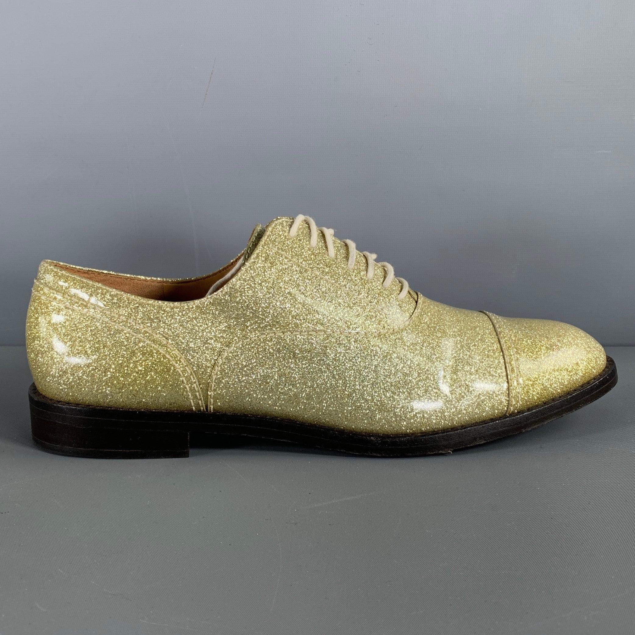 Zapatos MARC JACOBS de piel con purpurina en tono dorado, puntera en punta y cierre de cordones. Signos de desgaste. 

Marcado:   40Suela: 11,25 pulgadas  x 3,75 pulgadas  
  
  
 
Referencia Sui Generis: 130681
Categoría: Cordones
Más detalles
   