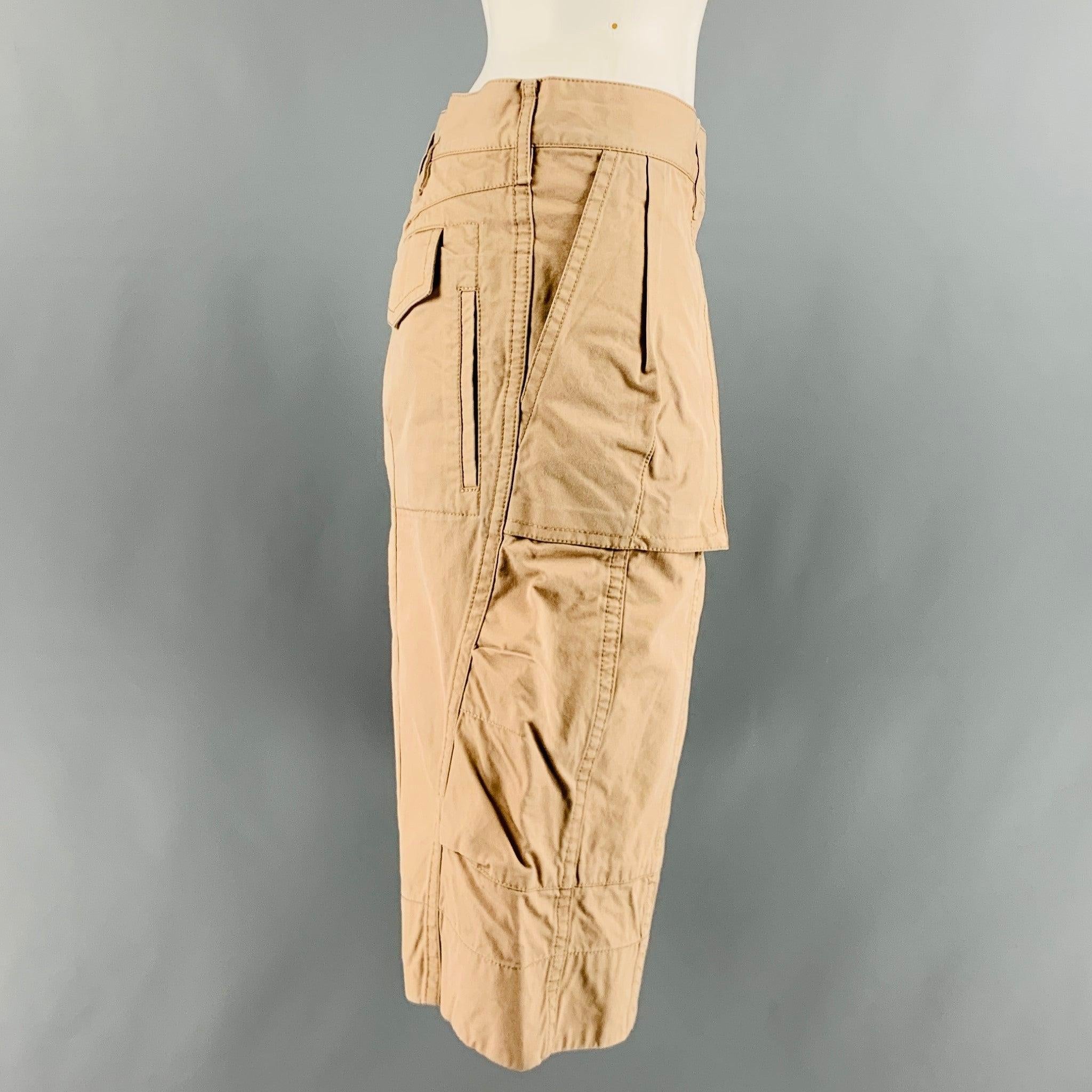 MARC JACOBS Shorts aus beiger Baumwolle mit übergroßem Utility-Stil, Schlitztaschen, Reißverschluss und doppeltem Laschenverschluss vorne. Made in USA.Excellent Pre-Owned Condition. 

Markiert:   10 

Abmessungen: 
  Taille: 37 Zoll Anstieg: 8,5
