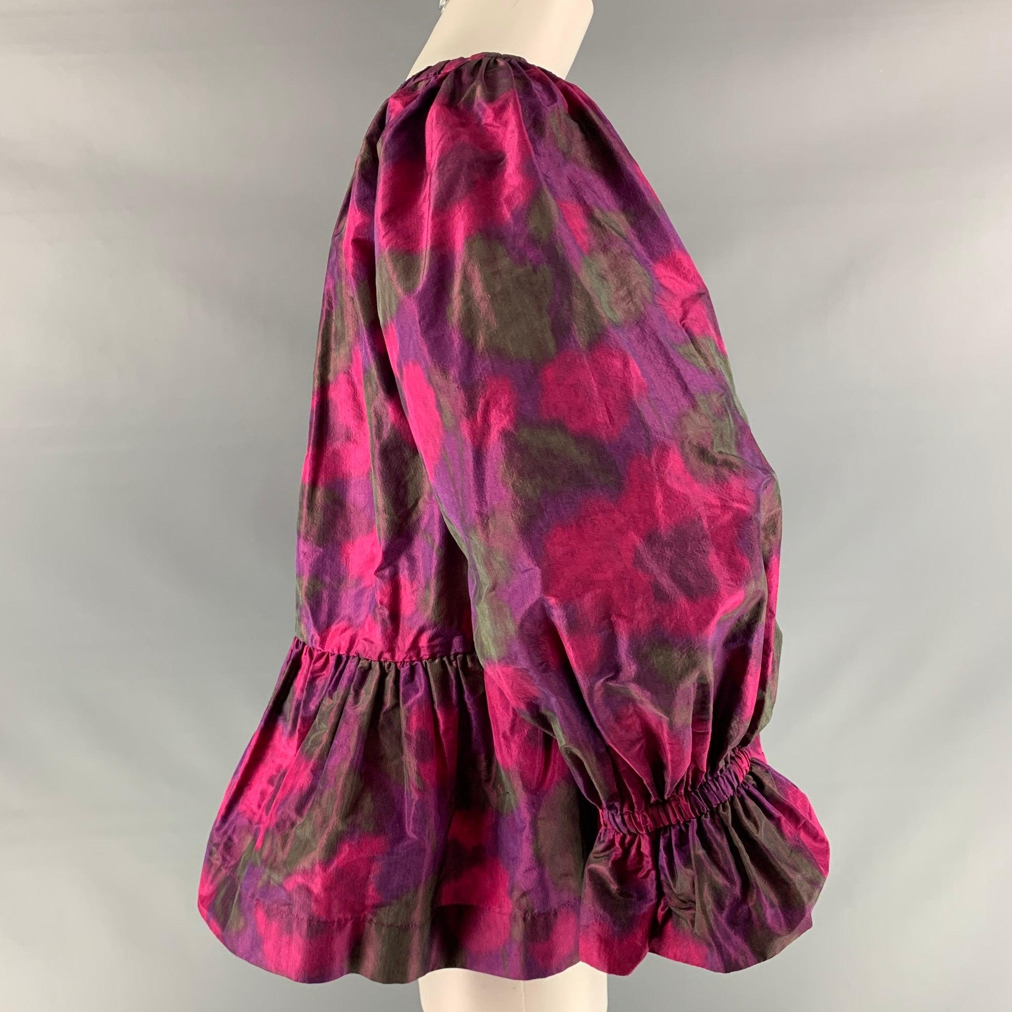 MARC JACOBS Runway blouse comes in pink and purple abstract print silk fabric featuring flared silhouette and ruffle detail at the sleeve cuff and bottom hem. Made in USA.Excellent Pre-Owned Condition. 

Marked:   12 

Measurements: 
 
Shoulder: 16