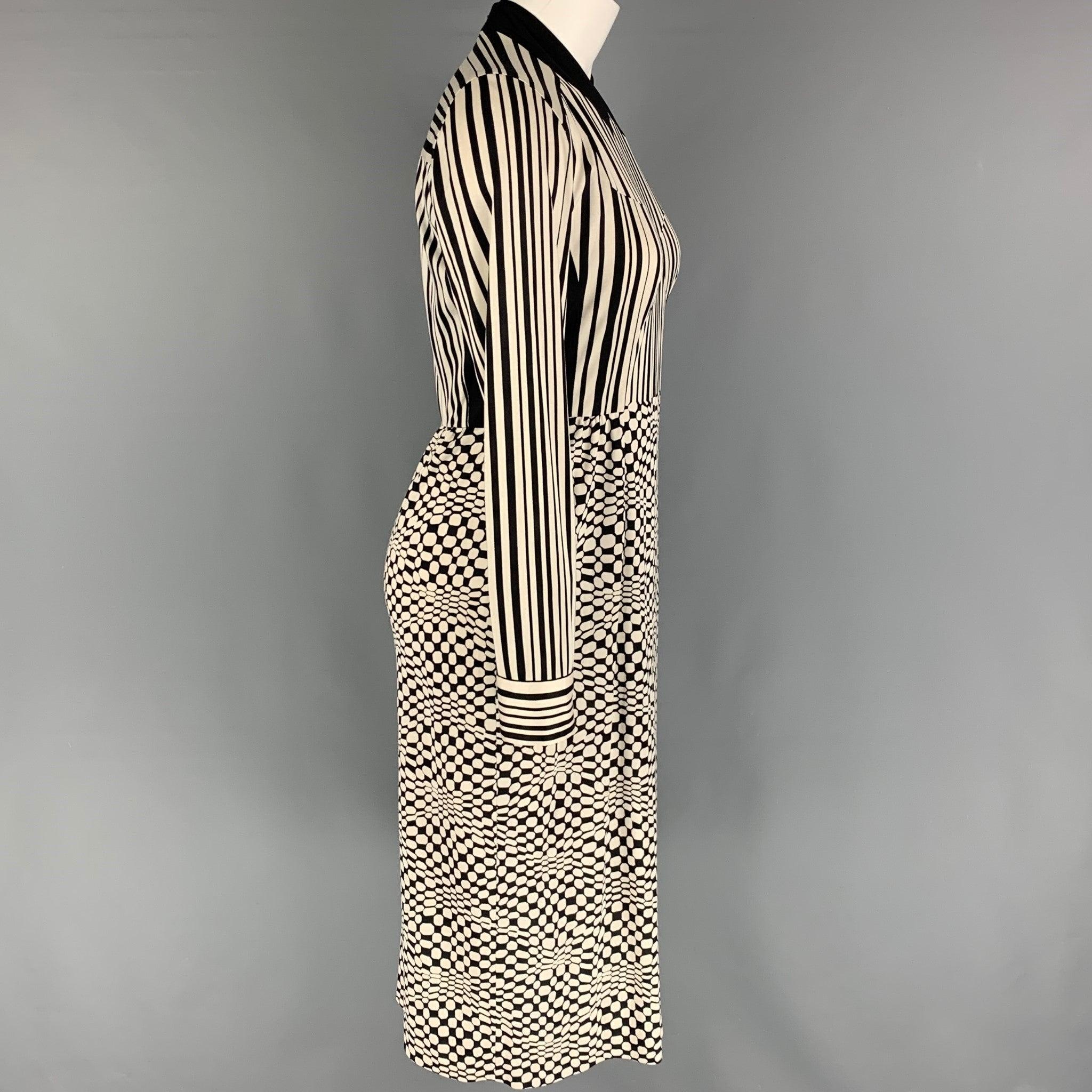 MARC JACOBS dress comes in a black & white abstract print silk featuring an a-line style, long sleeves, side slits, and a back zip up closure. Made in USA.
 Very Good
 Pre-Owned Condition. 
 

 Marked:  2 
 

 Measurements: 
  
 Shoulder: 15 inches