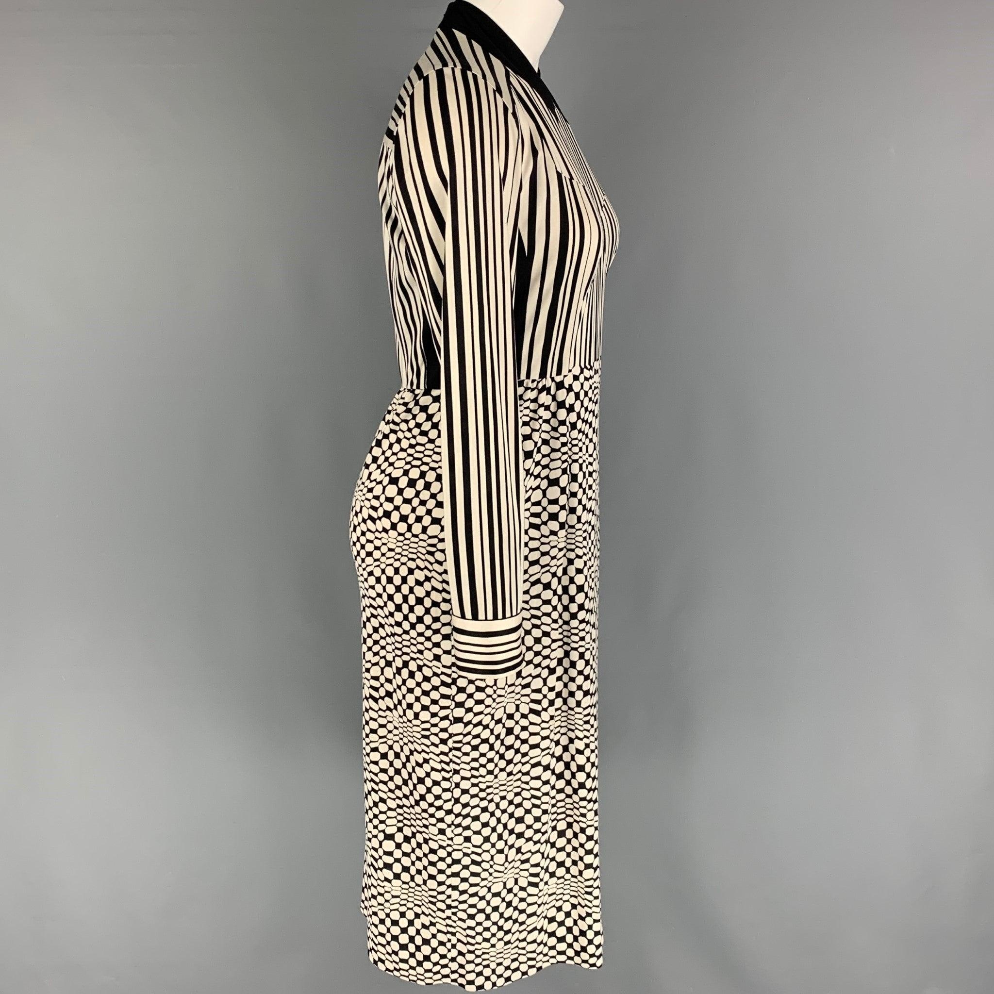 Vestido MARC JACOBS de seda con estampado abstracto en blanco y negro, de corte recto, manga larga, aberturas laterales y cierre con cremallera en la espalda. Fabricado en EE.UU.
Excelente estado de conservación. 

Marcado:   2 

Medidas: 
 
Hombro