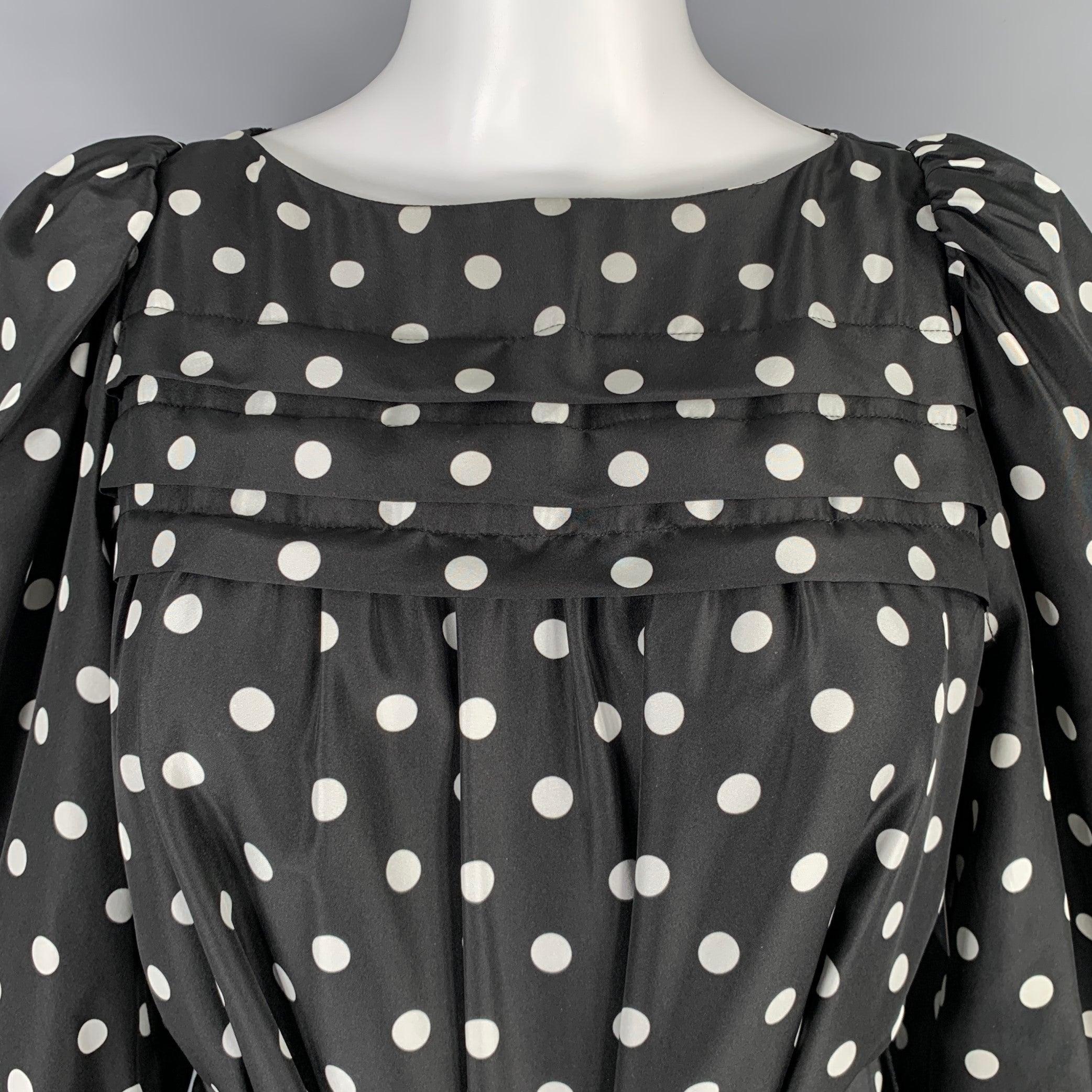 vestido MARC JACOBS RUNWAY
en tejido de seda blanco y negro con estampado de lunares, corte en A, detalles de pliegues en el pecho, mangas obispo y cierre de cremallera invisible en la espalda. 

Marcado:   2 

Medidas: 
 
Hombros 11,5 pulgadas