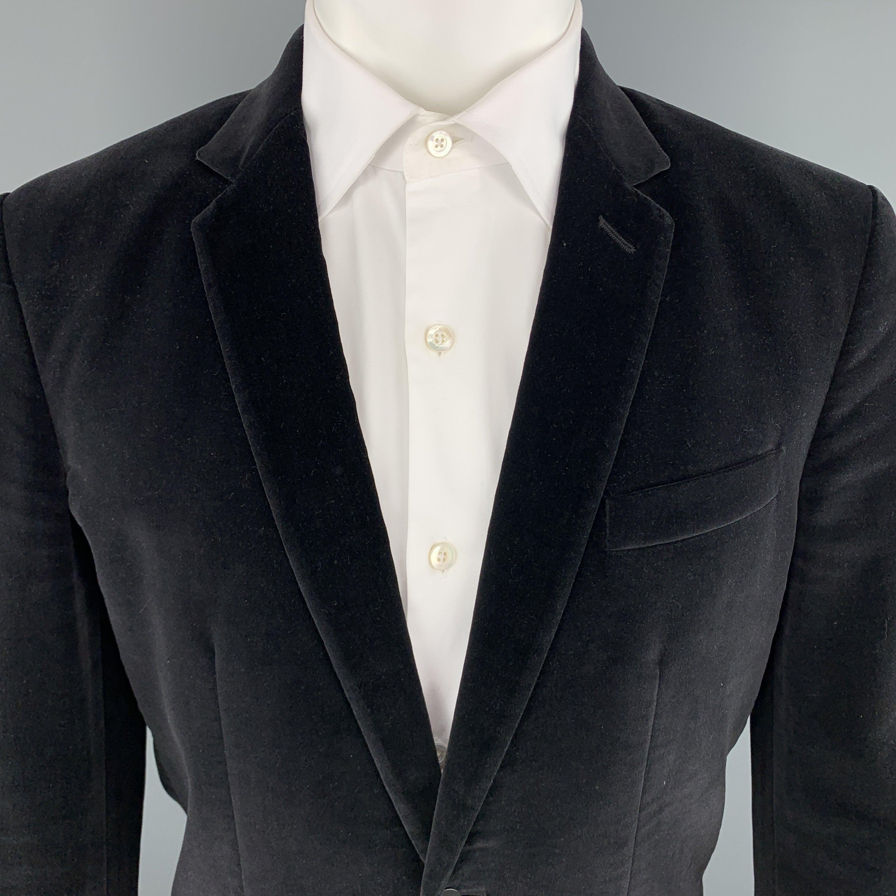MARC JACOBS
sport coat comes in black velvet with a notch lapel, single breasted, two button front, and single vented back. Made in Italy.Excellent Pre-Owned Condition. 

Marked:   IT 46 

Measurements: 
 
Shoulder: 18 inches Chest:
41 inches
