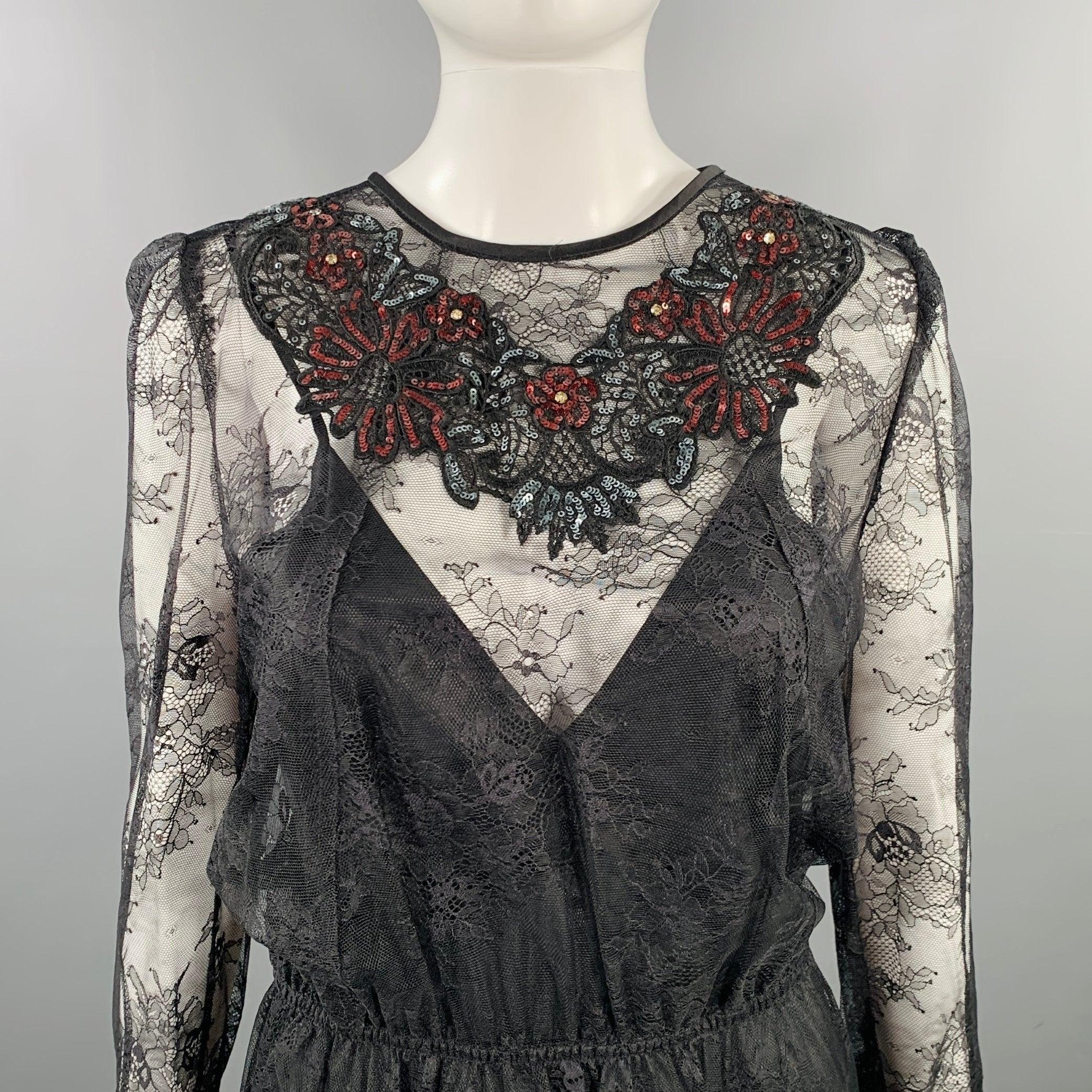 Vestido MARC JACOBS de nylon de encaje negro con forro interior, detalles de cintas en las mangas, diseño floral de lentejuelas, detalle de pedrería en la espalda y cintura elástica. Excelente estado de conservación. 

Marcado:   4 

Medidas: 
