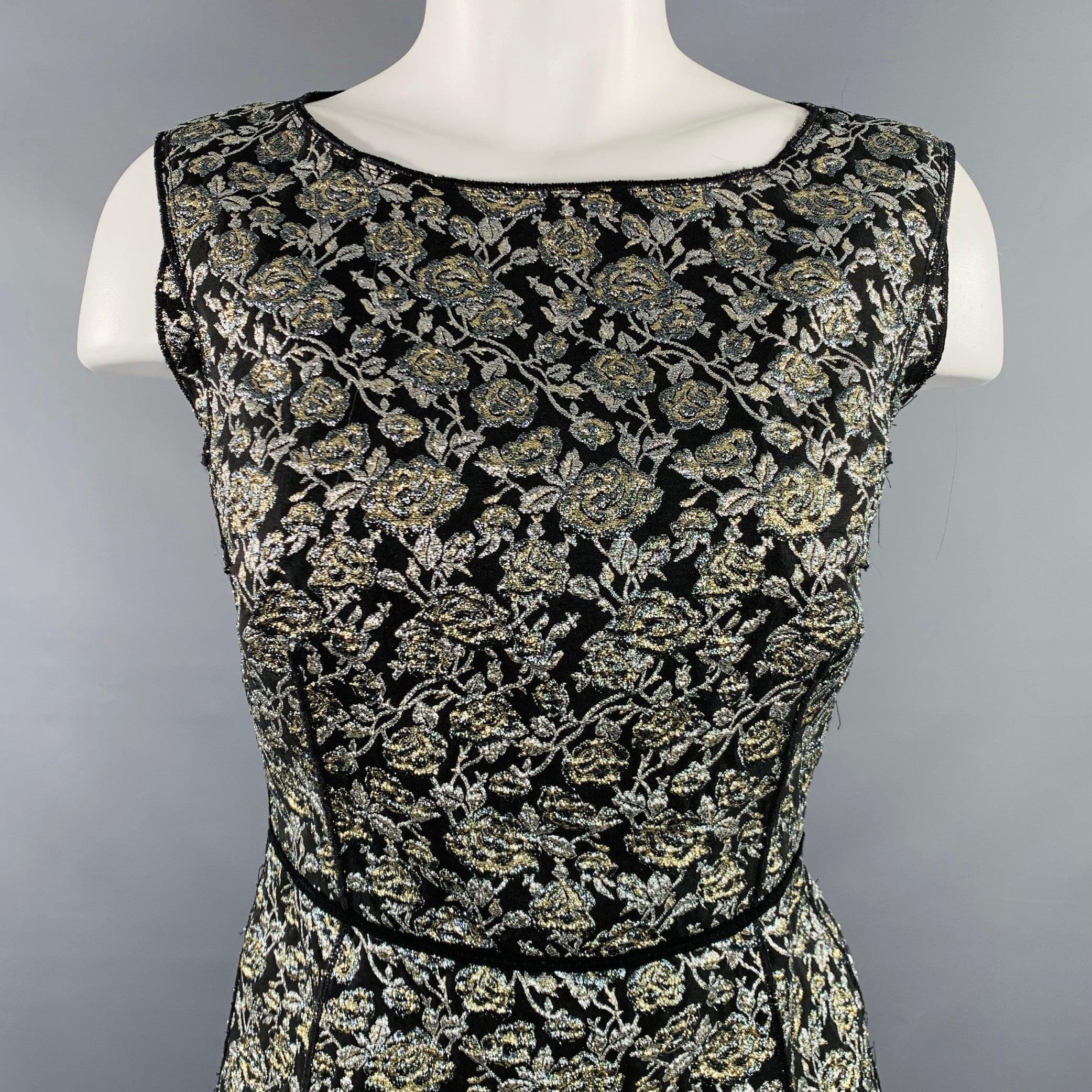 Vestido MARC JACOBS
en tejido de mezcla de nailon negro y plateado metalizado, sin mangas, con estampado jacquard floral y cierre de cremallera en la espalda. Excelente estado de conservación. 

Marcado:   4 

Medidas: 
 
Hombros 15 pulgadas Busto: